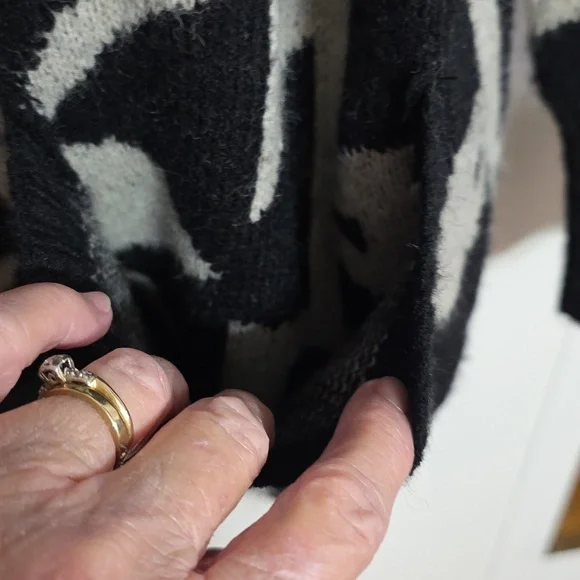 LuLaRoe Women's Cardigan Sweater Black/White Southwest Design Cozy Soft Sz M EUC - Picture 5 of 9